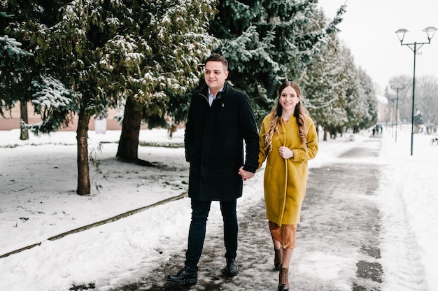 Uomo e donna in posa all'aperto in inverno