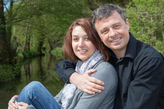 Uomo e donna in riva al fiume Giornata romantica per amore