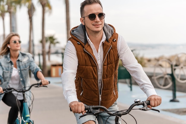 Uomo e donna in sella alle loro biciclette