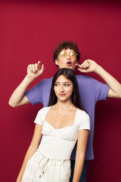 Uomo e donna insieme amicizia divertente stile giovanile