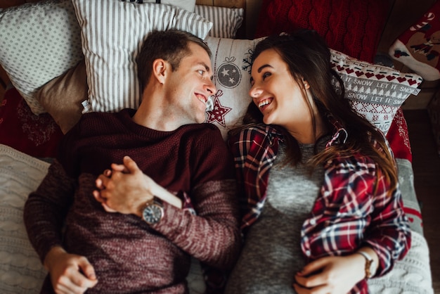 Uomo e donna insieme in una calda atmosfera di casa