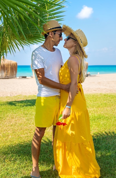 Uomo e donna insieme in vacanza al mare. Messa a fuoco selettiva.