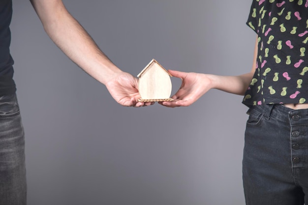 Uomo e donna mano casa in legno