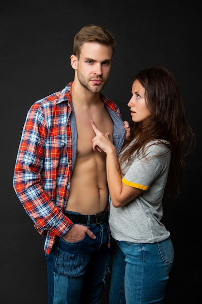 Uomo e donna sexy insieme in camicia a scacchi, amore.