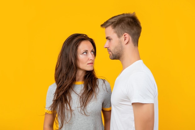 Uomo e donna sexy insieme in camicia a scacchi su sfondo giallo, amore.