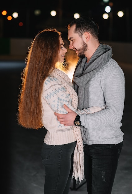 Uomo e donna su una pista di pattinaggio sul ghiaccio