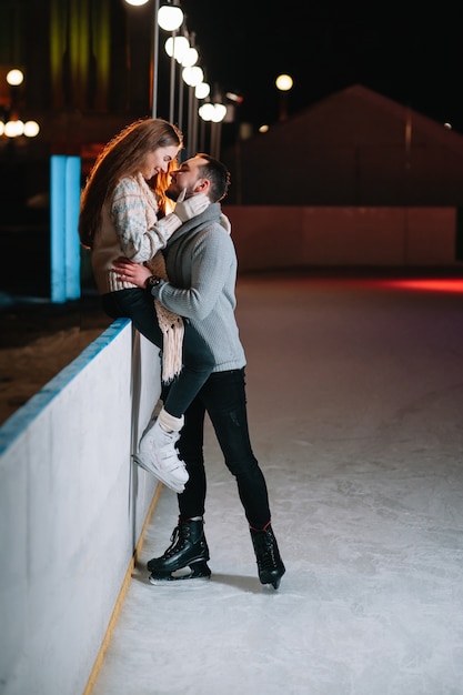 Uomo e donna su una pista di pattinaggio sul ghiaccio