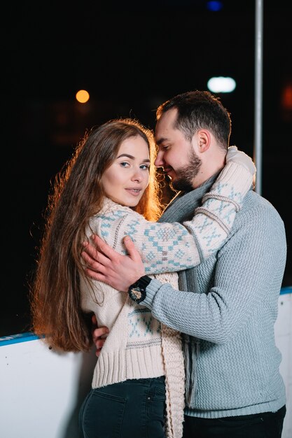 Uomo e donna su una pista di pattinaggio sul ghiaccio