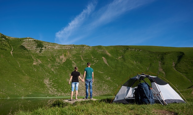 Uomo e donna vicino al campeggio