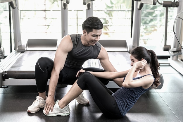 Uomo e donne che lavorano insieme in palestra