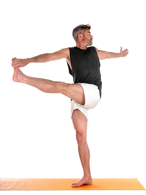uomo e hatha yoga asana di fronte a uno sfondo bianco