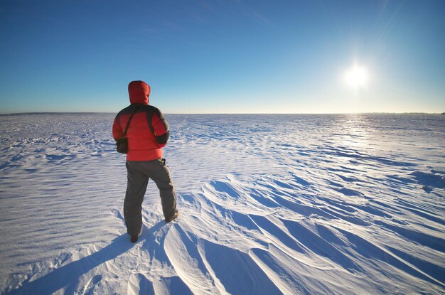 Uomo e luce solare invernale Composizione nella natura