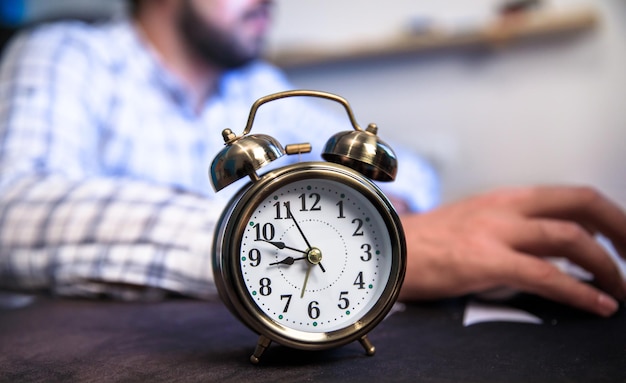 Uomo e orologio sul tavolo