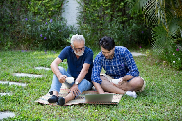 uomo e uomo anziano utilizzando un computer