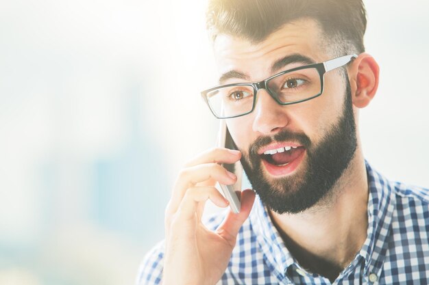 Uomo eccitato al telefono