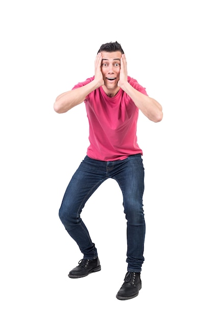 Uomo eccitato che tocca il viso in studio Sfondo bianco