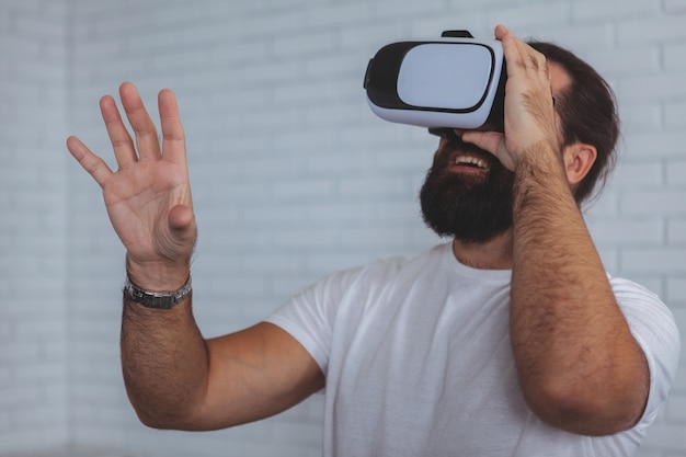 Uomo eccitato con gli occhiali VR