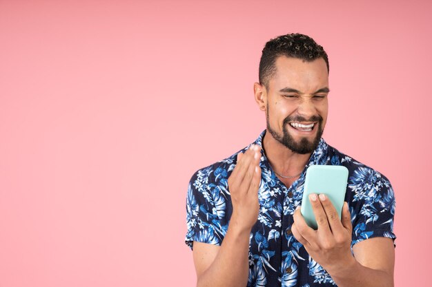 Uomo eccitato e urlante che parla durante una videochiamata