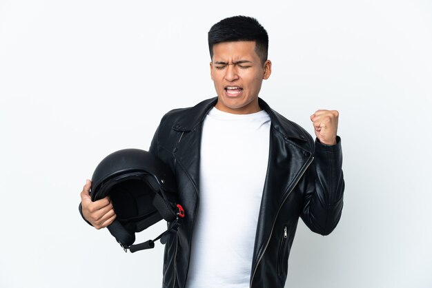 Uomo ecuadoriano con un casco da motociclista isolato su sfondo bianco che celebra una vittoria