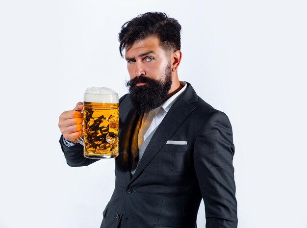 Uomo elegante che beve birra Birraio che tiene il vetro con la birra