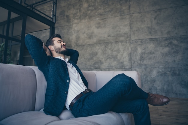 Uomo elegante che propone all'interno