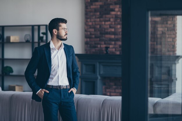 Uomo elegante che propone all'interno