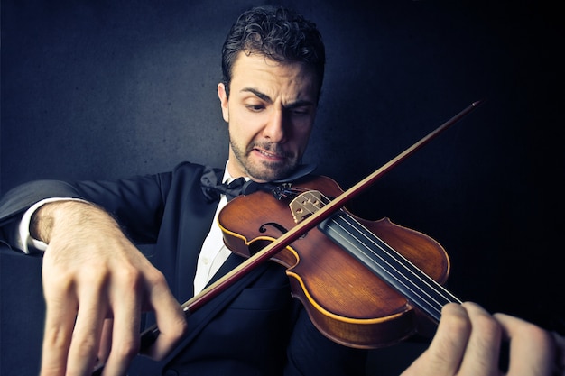 Uomo elegante che suona un violino