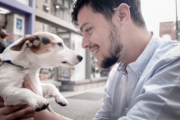 uomo elegante con bel cane