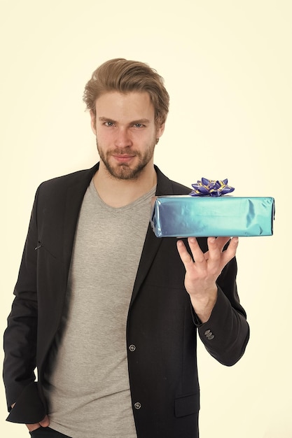 Uomo elegante con scatola regalo o regalo di Natale isolato su sfondo bianco moda casuale maschile