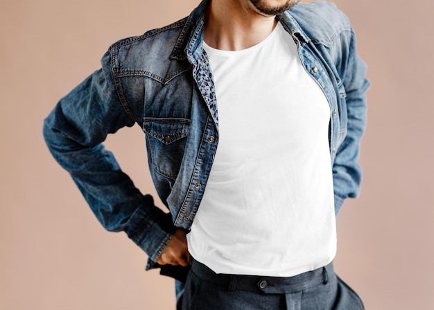 Uomo elegante con una giacca di denim