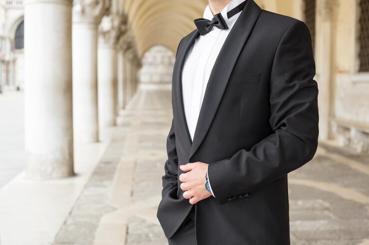 Uomo elegante in smoking