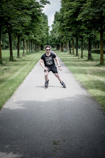 uomo elegante nel parco