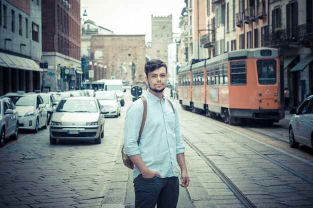 uomo elegante per la strada