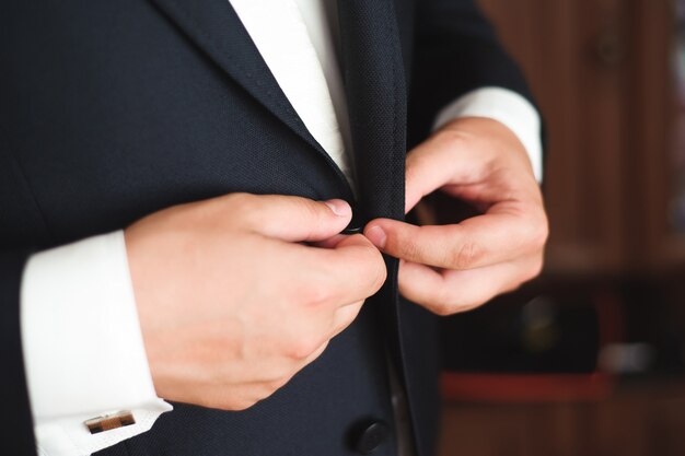 Uomo elegante vestirsi con abito da sposa