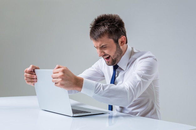 Uomo emotivo e laptop