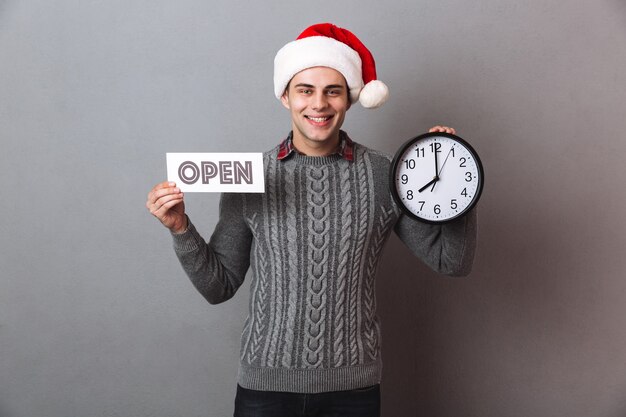 Uomo emotivo emozionante che indossa il cappello di Babbo Natale