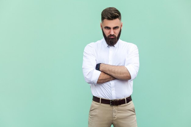 Uomo emotivo in camicia bianca vicino a sfondo verde