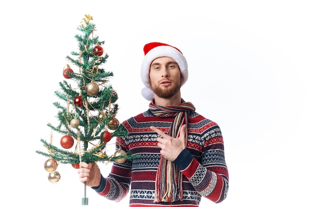 Uomo emozionale in vestiti di Capodanno decorazione natale sfondo isolato