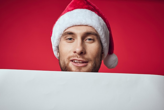 Uomo emozionale in vestiti di Capodanno pubblicità copia spazio sfondo rosso