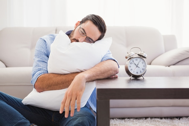 Uomo esausto che dorme con la testa appoggiata sul cuscino