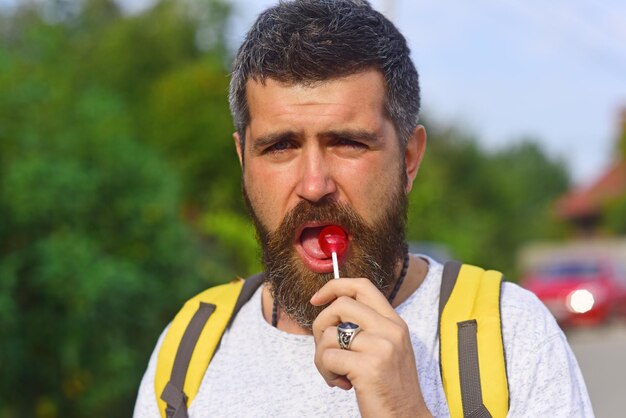 Uomo escursionista con zaino escursionismo nella bellissima foresta lecca lecca gay