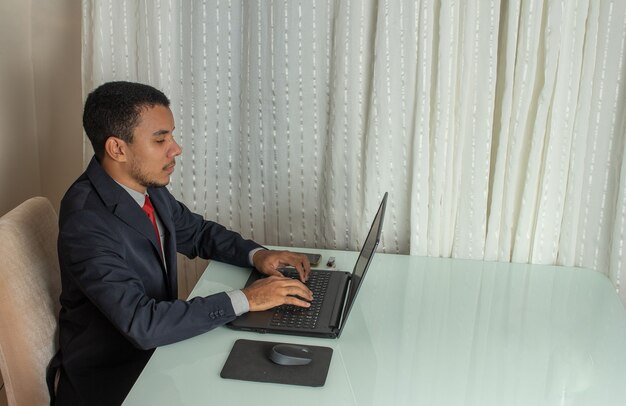 Uomo esecutivo che guarda e digita su un computer