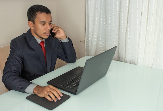 Uomo esecutivo che guarda e digita su un computer