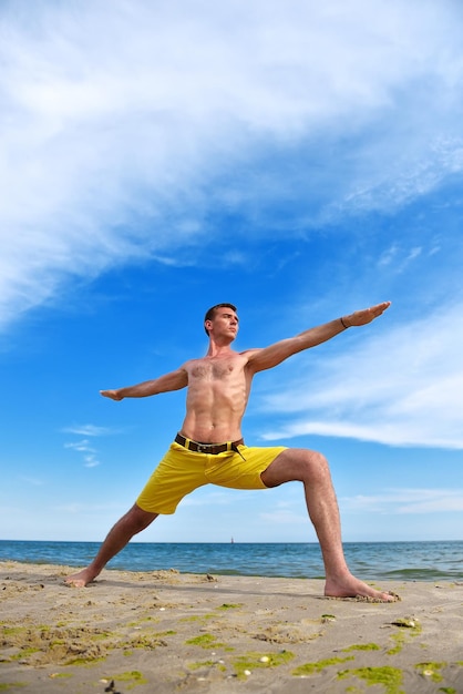 Uomo facendo yoga