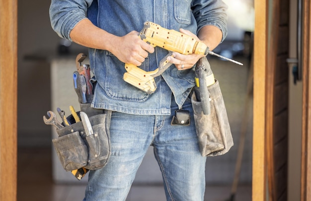 Uomo fai-da-te e trapano per la costruzione di edifici o riparazioni domestiche rinnovamento e miglioramento Attrezzatura tuttofare e uomo pronto per la manutenzione architettura o creazione di design e creativo a casa