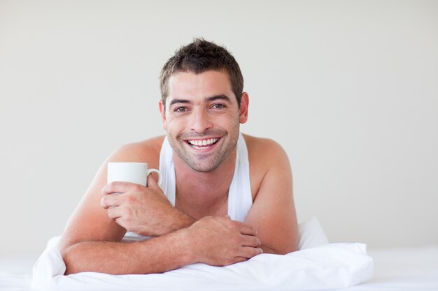 Uomo fare colazione a letto