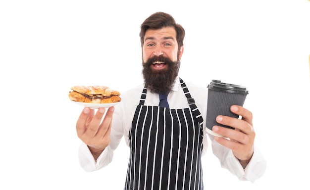 Uomo felice cameriere che serve dessert con caffè da asporto isolato su bianco, barista.