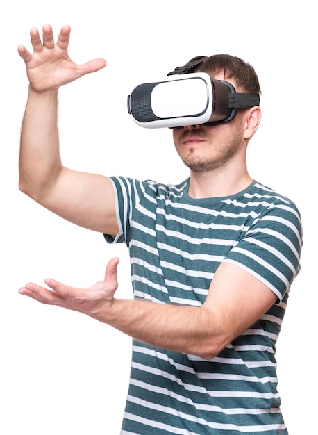 Uomo felice che indossa occhiali di realtà virtuale guardando film o giocando a videogiochi su bianco Maschio che ha esperienza nell'utilizzo di cuffie VR di occhiali di verità virtuale a casa molto gesticolando le mani