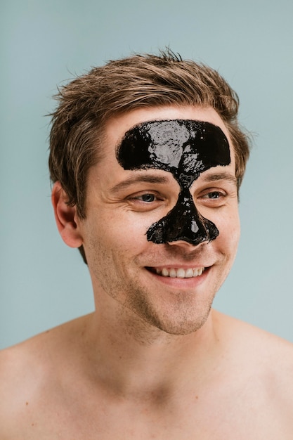 Uomo felice che indossa una maschera per il naso