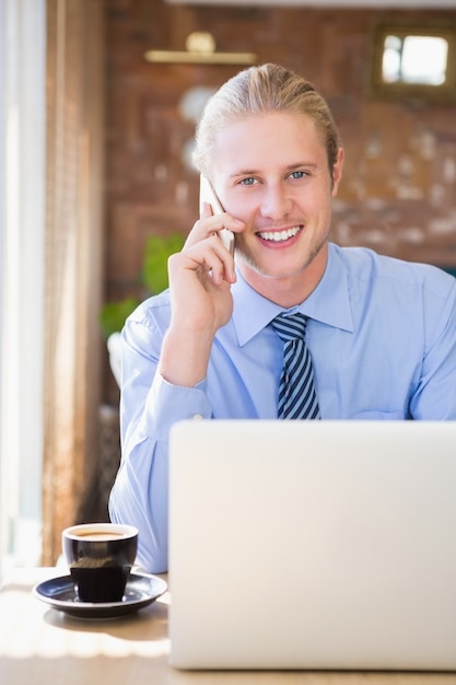 Uomo felice che parla sul telefono cellulare